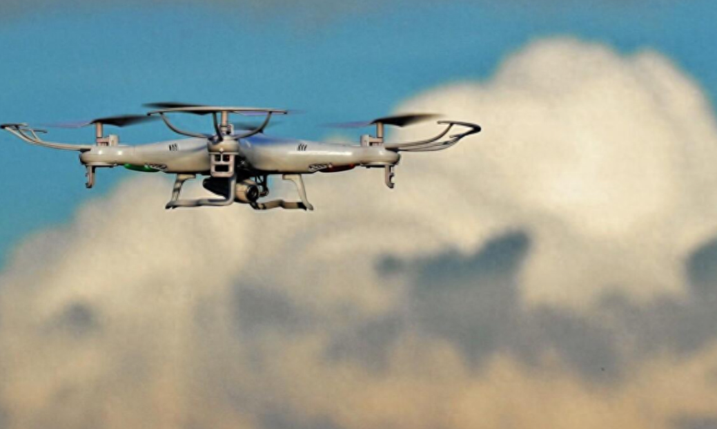 無人機飛行事故頻發！安陽韓國人飛無人機撞上文峰塔，網友怒了